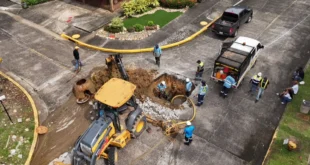 Cuadrillas del IDAAN reparando tubería de agua potable en Panamá Centro bajo el programa Panamá Sin Fugas