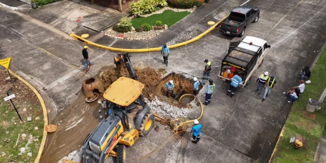 Cuadrillas del IDAAN reparando tubería de agua potable en Panamá Centro bajo el programa Panamá Sin Fugas