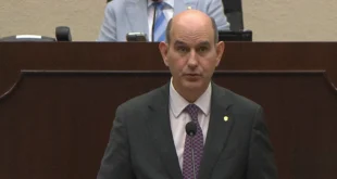 Ministro Chapman exponiendo el anteproyecto de ley de exoneración de ITBI en la Asamblea Nacional