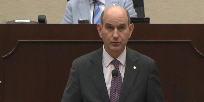 Ministro Chapman exponiendo el anteproyecto de ley de exoneración de ITBI en la Asamblea Nacional