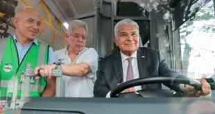 El presidente Mulino inspecciona la cabina de uno de los nuevos buses eléctricos de MiBus frente al Palacio de Las Garzas