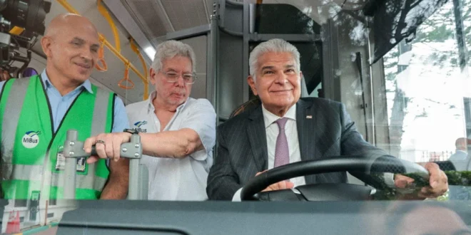 El presidente Mulino inspecciona la cabina de uno de los nuevos buses eléctricos de MiBus frente al Palacio de Las Garzas