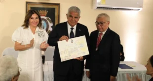 El presidente Mulino recibe el reconocimiento como académico honorario en el centenario de la Academia Panameña de la Lengua.