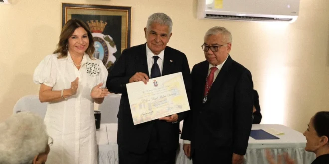El presidente Mulino recibe el reconocimiento como académico honorario en el centenario de la Academia Panameña de la Lengua.
