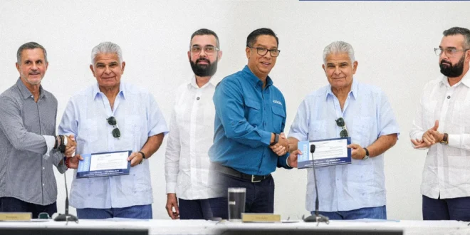 El Presidente Mulino en la entrega de órdenes de proceder para la rehabilitación de plantas potabilizadoras