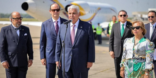 El Presidente Mulino de Panamá llega al aeropuerto de Cali para reunirse con el mandatario colombiano