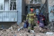 Equipos de rescate ucranianos trabajando entre los escombros de un edificio destruido en Kiev tras un ataque aéreo.