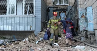 Equipos de rescate ucranianos trabajando entre los escombros de un edificio destruido en Kiev tras un ataque aéreo.