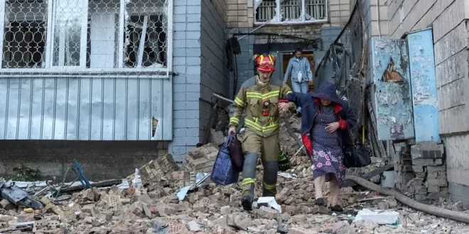 Equipos de rescate ucranianos trabajando entre los escombros de un edificio destruido en Kiev tras un ataque aéreo.