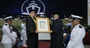 Ceremonia de investidura de la UMIP entregando el Doctorado Honoris Causa a Rodolfo Sabonge