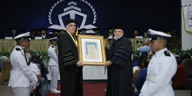 Ceremonia de investidura de la UMIP entregando el Doctorado Honoris Causa a Rodolfo Sabonge