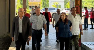 Contralor Anel Flores en el campus de la Unachi