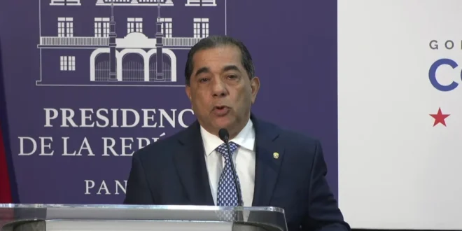 Ventura Vega Osorio, ministro de Educación de Panamá, durante su primera rueda de prensa oficial