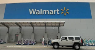 Fachada de una farmacia de Walmart en Estados Unidos con el logotipo de la compañía visible