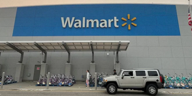 Fachada de una farmacia de Walmart en Estados Unidos con el logotipo de la compañía visible