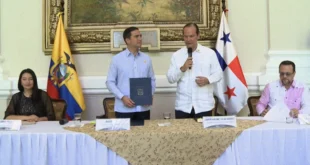 Ministros de Panamá y Ecuador firmando las bases del acuerdo de complementación económica