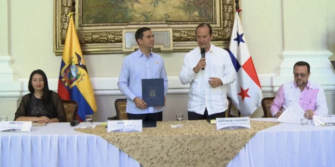Ministros de Panamá y Ecuador firmando las bases del acuerdo de complementación económica