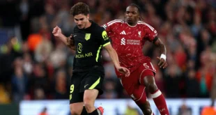 Julián Álvarez disputando el balón durante el partido del Atlético de Madrid contra Liverpool en Anfield