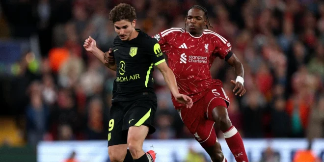 Julián Álvarez disputando el balón durante el partido del Atlético de Madrid contra Liverpool en Anfield