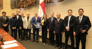 Ministro Juan Carlos Orillac y directivos de SENACYT presentando proyectos ante la Asamblea Nacional
