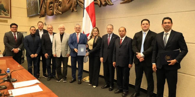 Ministro Juan Carlos Orillac y directivos de SENACYT presentando proyectos ante la Asamblea Nacional