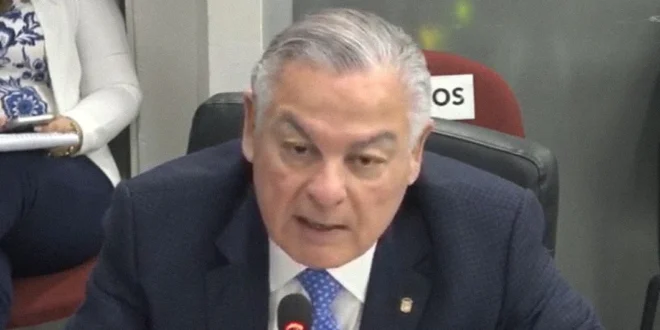 El contralor de la República de Panamá durante su comparecencia en la Asamblea Nacional explicando la suspensión de compra de autos.