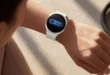 Persona revisando su frecuencia cardíaca y salud en un reloj inteligente avanzado