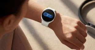 Persona revisando su frecuencia cardíaca y salud en un reloj inteligente avanzado