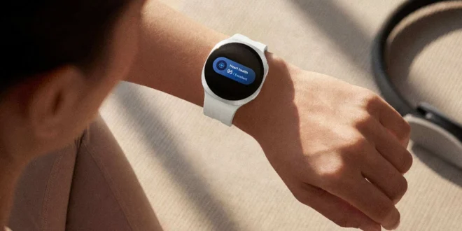 Persona revisando su frecuencia cardíaca y salud en un reloj inteligente avanzado