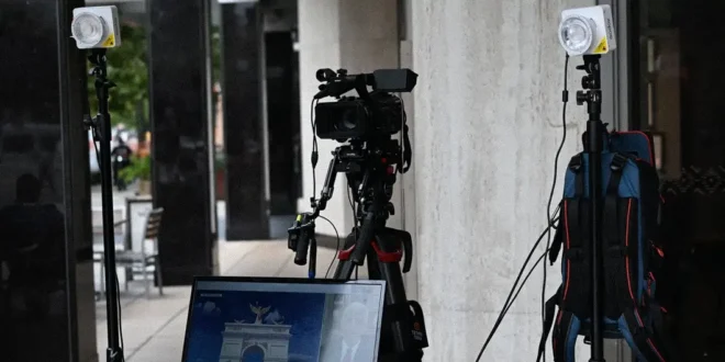 Juez ordena restablecer el acceso a medios vetados por Trump