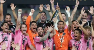 Lionel Messi celebrando la victoria con la camiseta rosa del Inter Miami