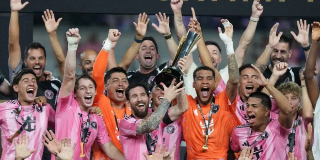 Lionel Messi celebrando la victoria con la camiseta rosa del Inter Miami