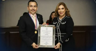El procurador general de la Nación Luis Carlos Gómez Rudy posando con la Medalla Ricardo J. Alfaro otorgada por el Colegio Nacional de Abogados.