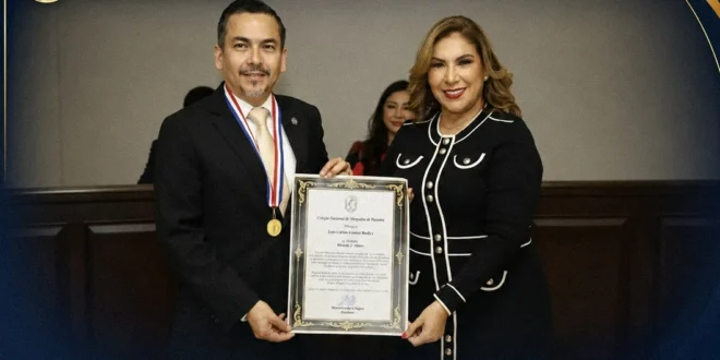 El procurador general de la Nación Luis Carlos Gómez Rudy posando con la Medalla Ricardo J. Alfaro otorgada por el Colegio Nacional de Abogados.