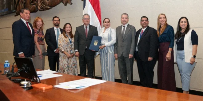 Ministro Juan Carlos Orillac presentando el proyecto de ley ante la Asamblea Nacional