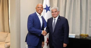Presidente Mulino de Panamá estrecha la mano de Mariano Rivera en el despacho presidencial