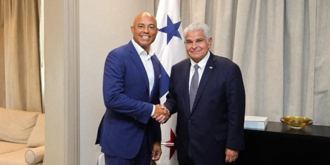 Presidente Mulino de Panamá estrecha la mano de Mariano Rivera en el despacho presidencial