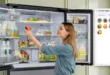 Refrigerador inteligente Samsung Bespoke AI con pantalla integrada en una cocina moderna