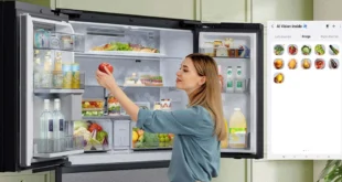 Refrigerador inteligente Samsung Bespoke AI con pantalla integrada en una cocina moderna