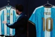 Camiseta conmemorativa de la selección argentina con detalles dorados para el último partido de Messi