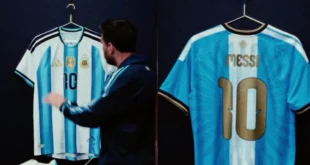 Camiseta conmemorativa de la selección argentina con detalles dorados para el último partido de Messi