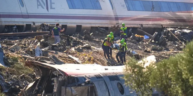 Zona del accidente ferroviario en la provincia de Toledo con servicios de emergencia trabajando.
