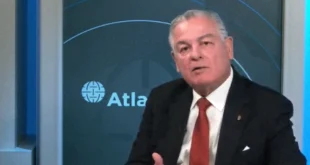 El contralor Anel Flores durante su intervención en el Atlantic Council sobre transparencia fiscal.