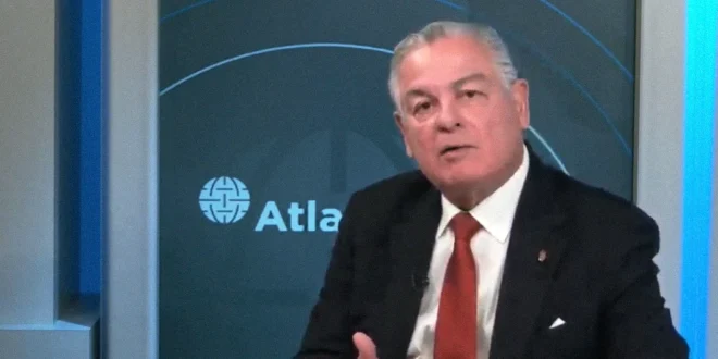 El contralor Anel Flores durante su intervención en el Atlantic Council sobre transparencia fiscal.