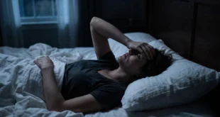 Mujer acostada en la cama con insomnio y ansiedad nocturna