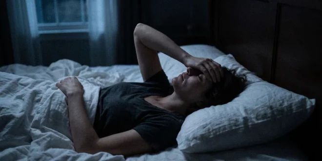 Mujer acostada en la cama con insomnio y ansiedad nocturna