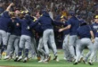 Jugadores de los Milwaukee Brewers celebrando el campeonato de la Serie Mundial en el terreno de juego.