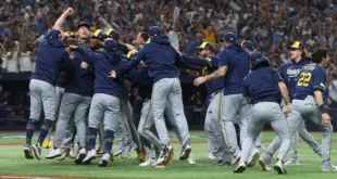 Jugadores de los Milwaukee Brewers celebrando el campeonato de la Serie Mundial en el terreno de juego.