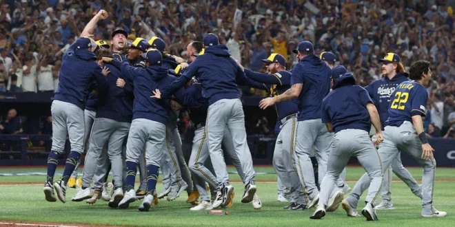 Jugadores de los Milwaukee Brewers celebrando el campeonato de la Serie Mundial en el terreno de juego.