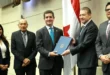 Ministro encargado de la Cancillería presentando documentos ante el pleno de la Asamblea Nacional de Panamá.